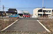 北側国道へは高低差があるため、ここからは出入りが可能です。