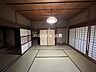 和室：1階南側8畳の和室です。押し入れと床の間が付いたお部屋です。北側と西側の6帖和室と続き間になっており、南側の縁側からの日当たりの良いお部屋です。