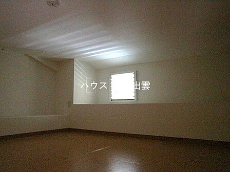 LDKと和室の上には屋根裏収納があります!最上階のお部屋ならではの嬉しい設備!