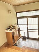 木目の温かみのある、明るくゆったりとした玄関です。