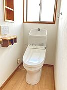 白を基調とした窓から光が入る明るいトイレです。
