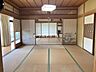 和室：縁側のある、南向きの日当たり良好な続き間で広く使える和室です。畳の表替えやリフォームのお見積りも可能です。お気軽にお問い合わせください。