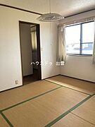 2階の屋根裏収納のある6帖和室です。南向きの窓があるので、明るく日当たりの良いお部屋です。畳表替えのお見積り可能です。お気軽にご相談ください。