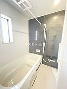 一日の疲れをゆっくり癒せる、落ち着いた雰囲気の浴室。浴槽はゆったりとしたサイズ感で、足を伸ばしてくつろげます。窓付きのため湿気がこもりにくく、清潔感を保ちやすい空間です