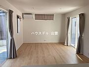 北向きと南向きに大きな窓があるので風通しが良い気持ちよく過ごせそうなリビングです。