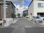 前面道路は幅約6.2ｍですれ違い可能です。