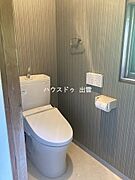 2カ所とも洋式なので体に楽そうです。清潔感のあるトイレは立ち座りの動作がしやすく、どなたでも快適に使える設計です。シンプルながらも機能性のある空間で日常生活をしっかりサポートしてくれます。