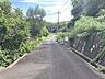 外観：前面道路は幅員約4ｍです。見通しのいい道路です。周りは木が多く自然豊かな雰囲気の立地ですね。静かに暮らしたい方にお勧めです。