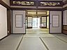和室：続き間にすると広々と使えます。欄間も和を感じられます。畳のやさしい香りと落ち着いた雰囲気が魅力で広さにゆとりがあり客間としてはもちろん、くつろぎスペースやお昼寝にも使いやすい一室です。