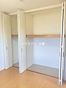 6帖の部屋には大きなクローゼットがあります。洋服や冬に使うコート、ヒーターなども収納出来そうですね。夏に使う扇風機等も収納できるサイズです。