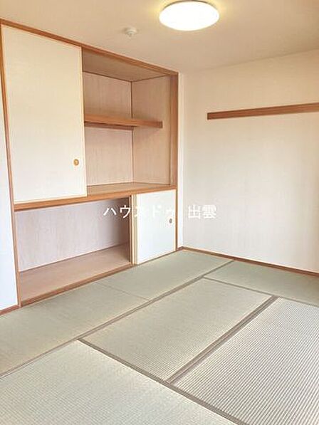 和室には押入もあり、布団はもちろん、大きな荷物も収納可能です。リビングから続いているところに和室があるので来客の際にも使えます。畳表替えをしてお引渡しします!