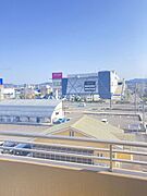 バルコニーから見た景観です。見通しが良く天気のいい日は外に出て休憩したり気分転換もできますね。換気もしやすいです。