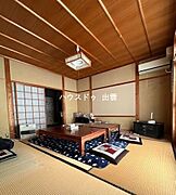 畳のやさしい香りと落ち着いた雰囲気が魅力の和室。個人部屋として使用しても良さそうですね。障子が趣きがありますね。