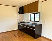 落ち着いた色合いのキッチンです。