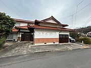 家の前にも車が駐車できそうですね。和風のお家です。土間の入り口もあるので大きい荷物はこちらから運んでもいいかもしれません。