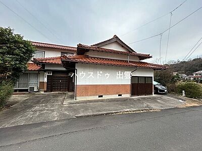 外観：家の前にも車が駐車できそうですね。和風のお家です。土間の入り口もあるので大きい荷物はこちらから運んでもいいかもしれません。