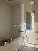 落ち着いた色合いの浴室です。リフォームをお考えのお方はお気軽にお見積もり出せますのでご相談ください。