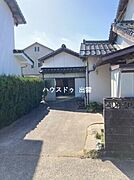 奥が車庫になるので車を敷地内に入れた時にそのまままっすぐスムーズに車庫に入れれるので手間がかかりません。