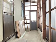 洗面脱衣スペースの勝手口から出たところにあるストックヤードです。日差しも入るので、物干しスペースにもピッタリ！