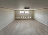 収納：屋根裏収納があります。季節ごとに使うものを収納してもいいですね。広いので大きい荷物も収納可能ですね。窓もありますので換気もできます。