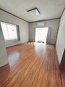 リビングは北側にあり、2面採光のため明るく風通しもよいお部屋です。直射日光が入りづらいのはうれしいポイント！※AI家具消し処理により、画像にゆがみがあります。