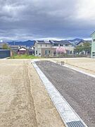 東側前面道路（位置指定道路）部分の幅員は約4.5ｍです。4区画分譲地を購入された方の共有地となります。
