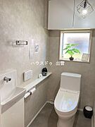 清潔感のあるトイレはシンプルながらも機能性のある空間で日常生活をしっかりサポートしてくれます。上に吊戸棚があり収納もたくさんできます。