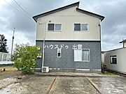 白とグレーの二色の外観は落ち着いた色合いですがお洒落ですね。雨よけも付いていますので雨の日も玄関を出て傘をさす余裕があるのがうれしいです。