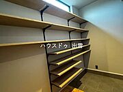 シューズインクロークには作り付けの可動棚があり、高さのあるブーツなどもしまえます。収納力もあり、家族みんなの靴がしまえますね！