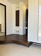 ゆったりした広さの玄関は開放感があり来客が多くても靴の収納もたくさんあるのでスッキリと綺麗に使えます。