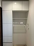 洗濯機置き場です。隣に棚もあり、日用品等を整理するのに便利！上にも収納が付いているので頻繁に使わないストックも収納可能です！