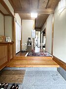 温かみのある玄関は、帰宅するたびにほっと落ち着ける空間。収納力のあるシューズボックスが備わっており、ご家族の靴もすっきり片づけられます。