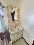 収納付きの洗面台は、日用品をすっきりまとめられて見た目も清潔。毎日使う場所だからこそ、シンプルで使いやすい設備がうれしいポイントです。