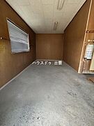 車庫になります。隣にある戸から母屋の縁側に続いておりますので雨の日は車から濡れずに家に入れて安心ですね。