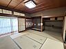 和室：ゆったり寛げる8帖の和室です。部屋あるお家です。続き間にもなりますので来客があった際は襖をあけて広く使えます。