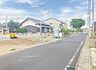 外観：前面道路は幅員6mのすれ違い可能な交通量も少なめの公道です。
