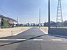 外観：北側前面道路は位置指定道路です。幅員は6m。車は西側前面道路から駐車スペースへ進入可能です。敷地北西角には電柱が設置されています。