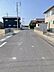 外観：東側前面道路です。すれ違い可能で見通しもよく、敷地からの出入りもしやすい道路です。近隣は閑静な住宅街になっています。
