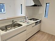 カウンター型対面式キッチンです。視界が開けているため、調理する人にとっては開放感が感じられます。