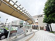 【JR門司駅】JR九州所轄の駅です。海側の国道199号線から大里本町3丁目信号を山手側に曲がると直ぐ正面に見えてきます。本州との接続地点に有る駅で駅構内は広いです♪ 2914m