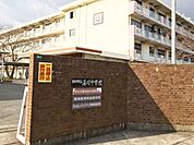 【湯川中学校】曽根バイパスから拝見することのできる中学校です。昭和53年に開校した、比較的新しい中学校です。湯川新町4丁目の住宅街にあります♪ 1400m