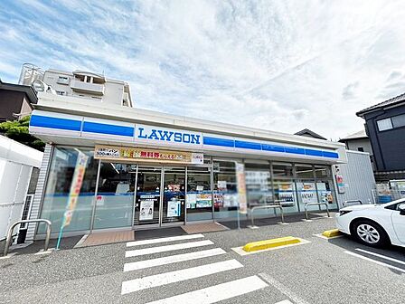 【ローソン門司東新町店】藤松通りにあるローソンです。東新町の信号機の角地にあり、駐車場も広く出入りのしやすいコンビニです♪ 205m