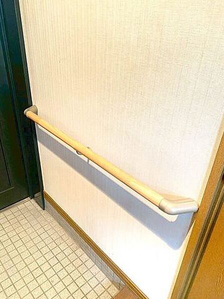玄関やトイレ、洗面所などに手摺を設置しています♪
