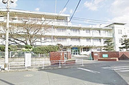 【菊陵中学校】小倉北区下富野にある中学校です。街の中にありますが運動場が広く開放感があります。学校の北側には山陽新幹線が走っていて、運動グランドから見ることができる珍しい中学校です♪ 435m