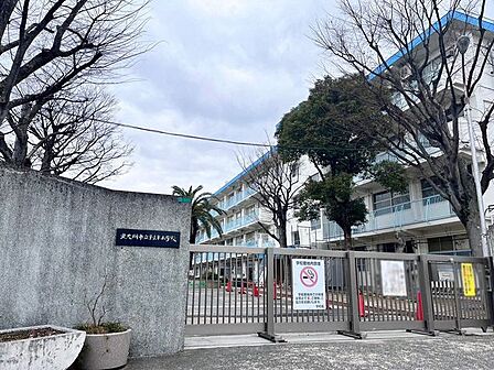 【到津小学校】小倉北区到津八幡神社の横にあります♪校舎が高台にあるので毎日の登下校で足腰が丈夫になります。 643m