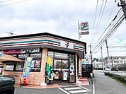 【セブンイレブン小倉工業高校前】小倉工業高校前にあるセブンイレブンです♪大通りを挟んで向かい側に有ります。角地で二方向から駐車場に入ることができます♪ 526m