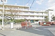 【菊陵中学校】小倉北区下富野にある中学校です。街の中にありますが運動場が広く開放感があります。学校の北側には山陽新幹線が走っていて、運動グランドから見ることができる珍しい中学校です♪ 340m