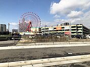 【チャチャタウン小倉】大型ショッピングモール『チャチャタウン小倉』です。観覧車が印象的。西日本鉄道（西鉄）経営の複合商業施設で、1階イベント広場では、ライブやパフォーマンスなどイベントが365日毎…