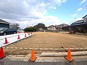 JR安部山公園駅徒歩16分、バス停徒歩4分。コンビニ徒歩4分、ドラッグストア徒歩8分、スーパー徒歩9分と生活利便性良好♪公園まで徒歩3分で、閑静な住宅街に位置する約95坪のゆとりある売土地です♪