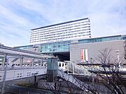 【JR小倉駅】北九州最大の駅で、九州の玄関口となっています。 駅周辺は北九州市内でも最大の繁華街です♪鹿児島本線と日豊本線それから新幹線、北九州モノレールも構内に駅があり便利な駅です。 1070m